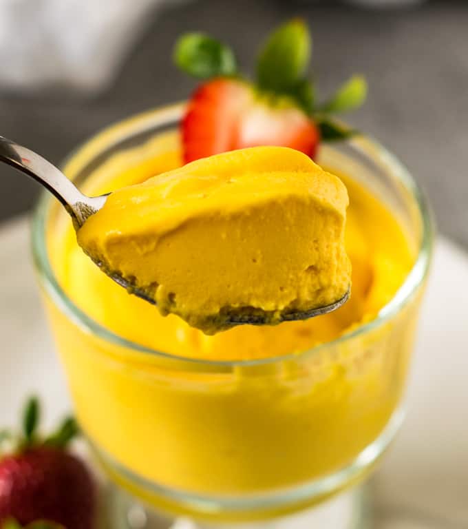 Mango mousse without gelatin or eggs (easy mango dessert)
