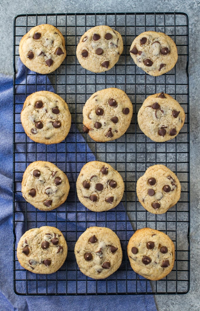 Cookies placed on a cooling rack 